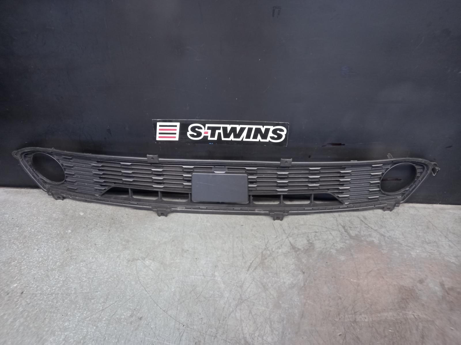 KIA CERATO GRILLE BUMPER GRILLE (CENTRE), W/ RADAR SENSOR TYPE, BD, HATCH, 09/18