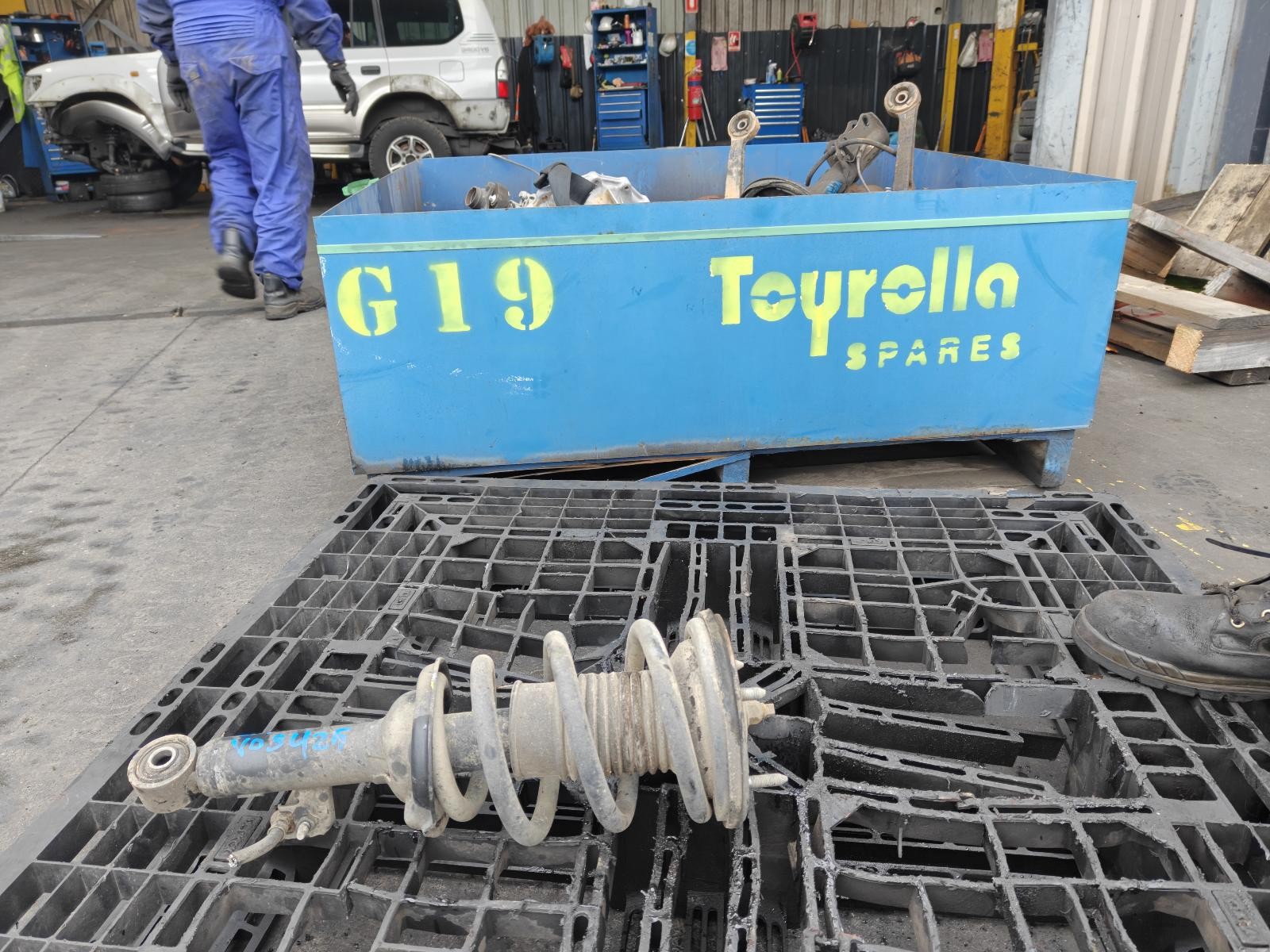 Toyota Hilux Left Front Strut KUN16 03/2005-08/2015