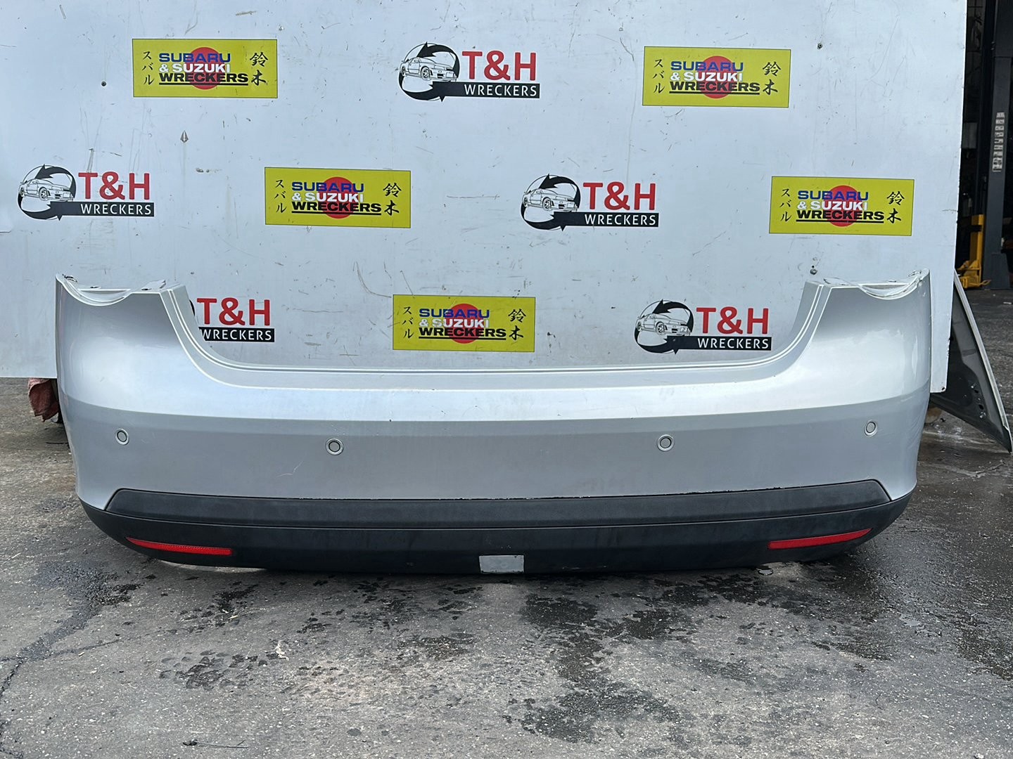 Volkswagen Jetta 2006-2011 Rear Bumper Cover w/ Park Sensor 1KM