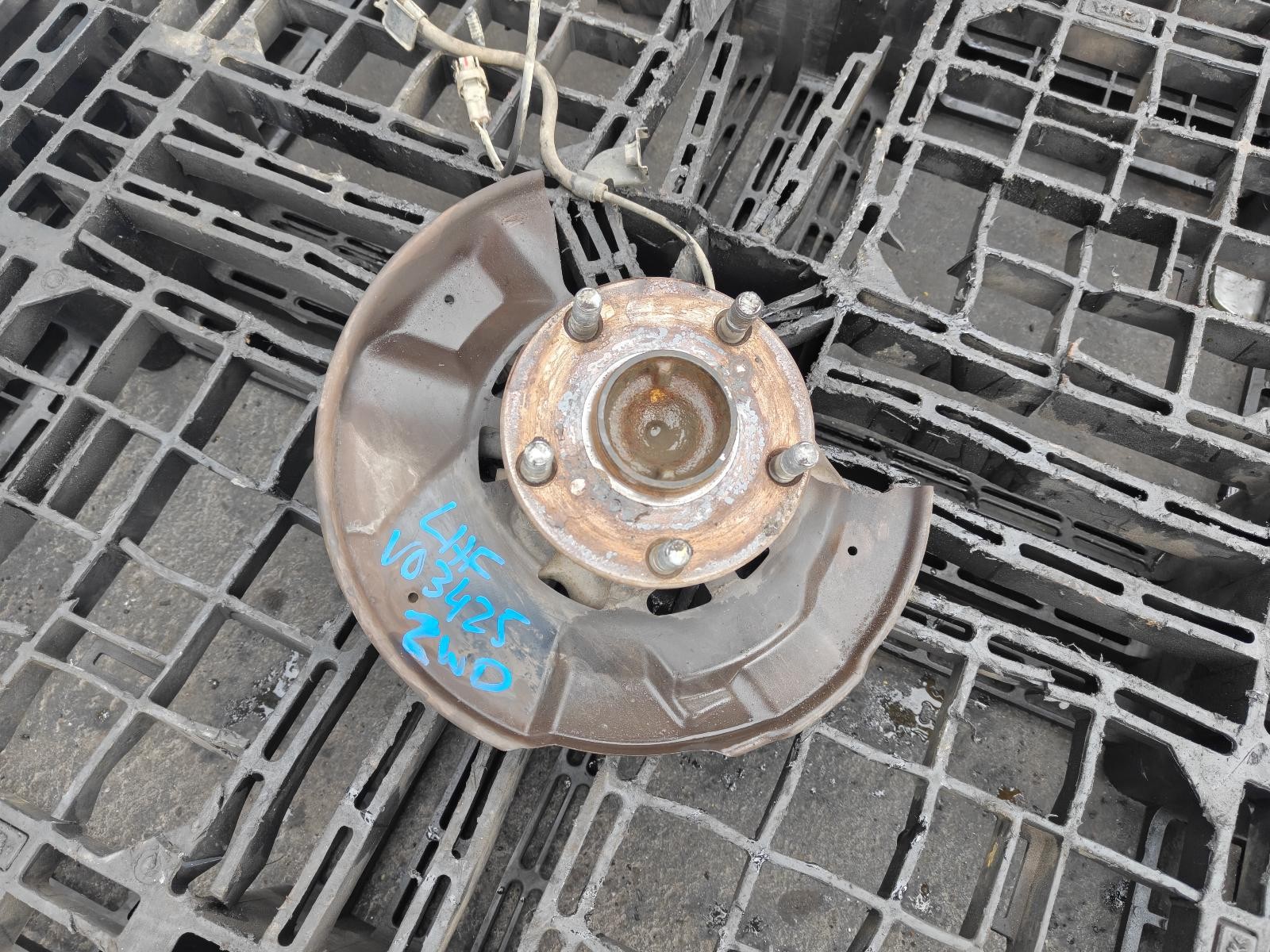Toyota Hilux Left Front Hub Assembly KUN16 03/2005-08/2015