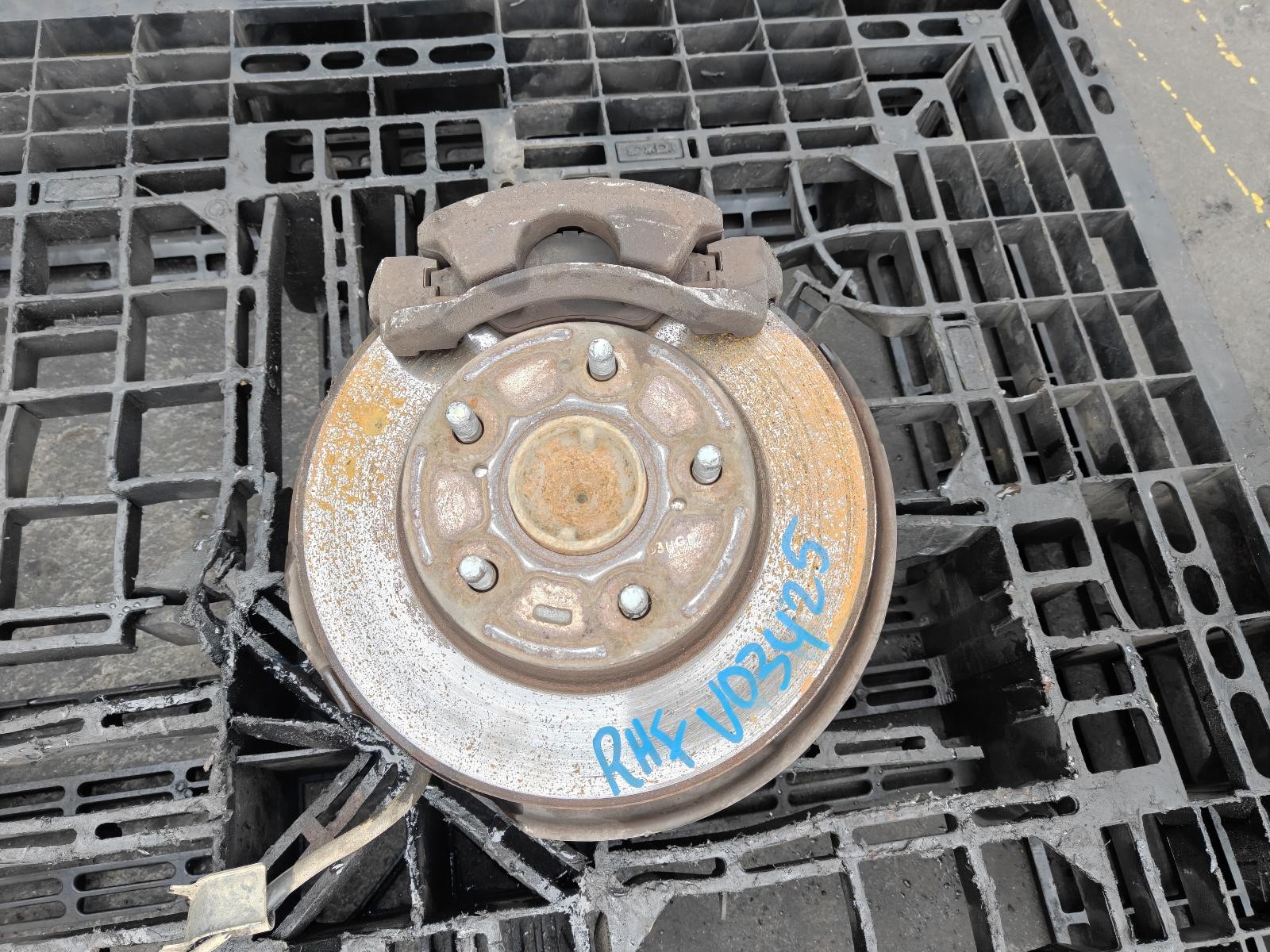 Toyota Hilux Right Front Hub Assembly KUN16 03/2005--08/2015